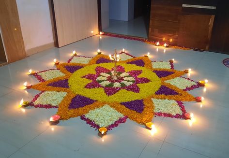 Easy Diwali Rangoli With Flowers, Big Flower Rangoli Designs, Flower Rangoli Designs Creativity, Rangoli With Flowers, Onam Pookalam Design, Rangoli Photos, Flower Rangoli Designs, Pookalam Design, Simple Flower Rangoli