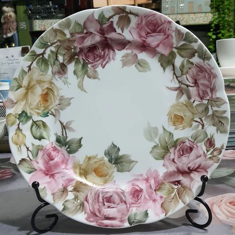 Panruethai K. (@kob_panruethai) • Instagram photos and videos Porcelain Paint, Instagram Roses, Decorative Paintings, Pretty Plates, Porcelain Roses, Creative Display, China Painting, January 21, Porcelain Art