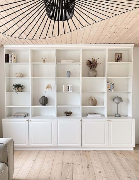 Apartemen Studio, Billy Ikea, Floor To Ceiling Bookshelves, Floor To Ceiling Cabinets, Modern Apartment Living Room, Staircase Storage, Bookshelves In Living Room, Bookcase Styling, Home Library Design