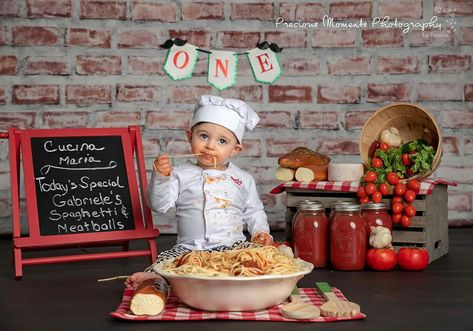 Spaghetti Smash Photoshoot, Baby Art Crafts, Birthday Pizza, Baby Photography Backdrop, Cake Smash Theme, Monthly Baby Pictures, Baby Cooking, 1st Birthday Photoshoot, First Birthday Pictures