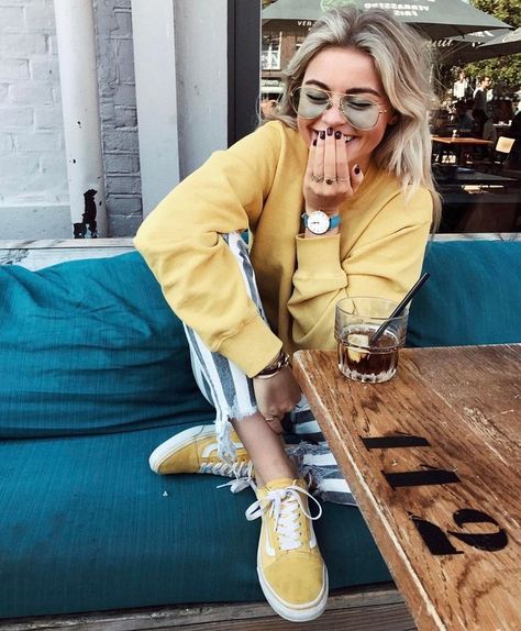 pinterest ↠ @camrynjoycee Yellow Vans, T Shirt Branca, Outfit School, Vans Outfit, 일본 패션, Skateboarder, Mode Inspo, Casual Spring, 인물 사진