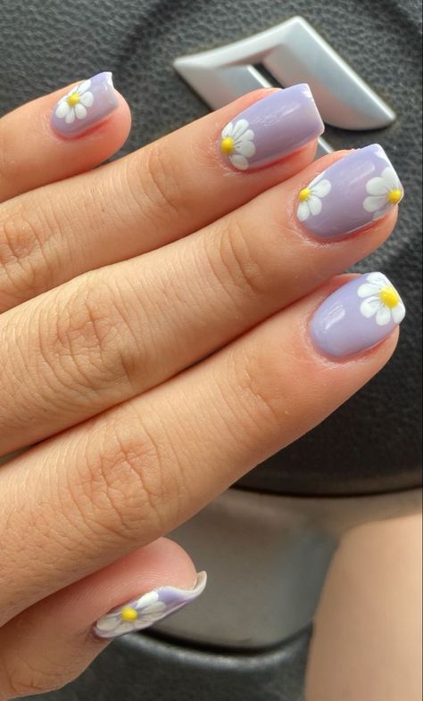 #nailart #nails #naildesign #nailideas #flores #flowers #flowersnails #nailsaddict #nailsaddict #nailsonfleek Daisy Gel Nails Short, Nail Inspo For Kids Short, Summer Nail Inspo Short Round, Purple Nails With Daisies, Kids Nail Designs Short, Aesthetic Gel Nails Short, Floral Short Nails, Flower Nail Designs Short Nails, Gel Nails For Kids