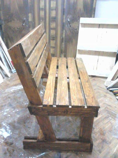 Pallet Bench Diy, Pallet Benches, Diy Benches, Diy Furniture Chair, Pallet Chair, Pallet Bench, Wooden Pallet Furniture, Pallet Decor, Recycled Pallets