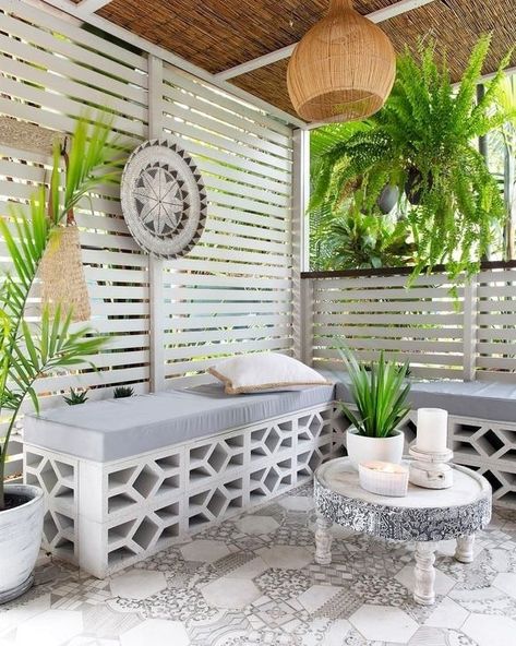 Cozy Home Exterior, Cinder Block Furniture, Used Outdoor Furniture, Breeze Block Wall, Diy Outdoor Seating, Spa Area, Breeze Blocks, Outdoor Room, Outdoor Spa