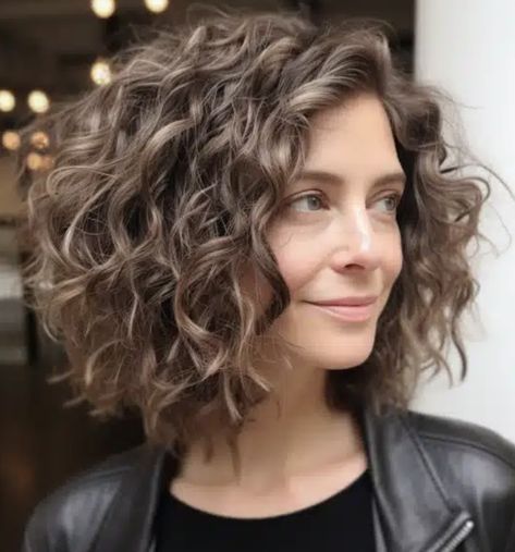 Above The Shoulder Haircut Wavy, Curl Hair Shoulder Length, Sassy Curly Hairstyles, Shoulder Length Wavy Curly Haircuts, Bob Haircuts For Women Curly Hair, Layered Bob Hairstyles Wavy, Layered Lob Curly Hair, Curly Hairstyles Bob Natural Curls, Curly Hairstyles For Women Over 50 Curls