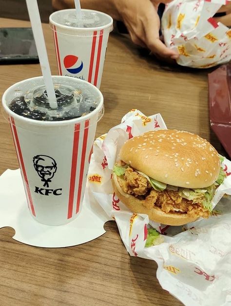 Food snaps, aesthetic snaps, food instagram story, burger snap, fake story Kfc Photo, Burger Pic, Kfc Burger, Pen Tattoo, Photos For Profile Picture, Moon Photography, Fake Pictures, About Time Movie, Pretty Food