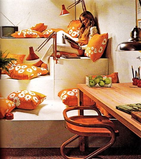 Orange and avocado green were two very popular colors during this period! Green Stairs, Groovy Interiors, 1970s Interior Design, 70s Room, 70s Interior Design, 1970s Decor, 70s Interior, 70s Orange, Retro Interior Design