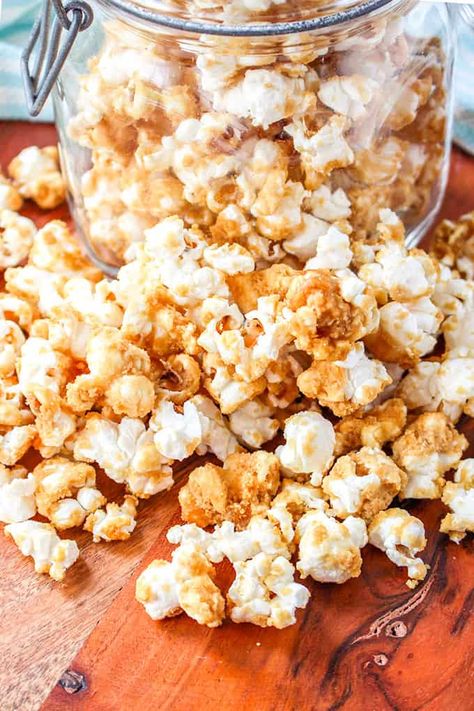 Old Fashioned Caramel Corn Caramel Chex Mix, Caramel Chex, Party Appetizer Dips, Carmel Popcorn, Caramel Corn Recipe, Bake Sale Treats, Caramel Corn Recipes, Football Appetizers, Popcorn Treats