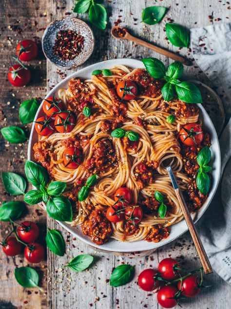 Vegan Spaghetti Bolognese (easy recipe) - Bianca Zapatka | Recipes Spaghetti Bolognaise, Vegan Spaghetti, Vegan Bolognese, Avocado Pasta, Italian Spices, Pasta Fatta In Casa, Salad Pasta, Meat Alternatives, Spaghetti Carbonara