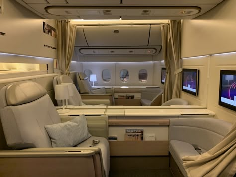 First Class Plane, Private Jet Interior, Plane Seats, 777 300er, Flying First Class, First Class Seats, First Class Flights, Best Airlines, Paris Tours