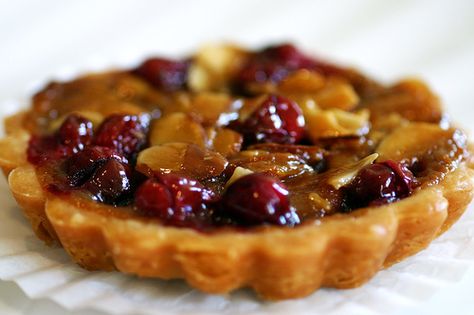 cranberry, caramel and almond tart Almond Tartlets, Cranberry Caramel, Almond Tarts, Smitten Kitchen Recipes, Pie Weights, Almond Tart Recipe, Almond Caramel, Cranberry Tart, Focaccia Dolce