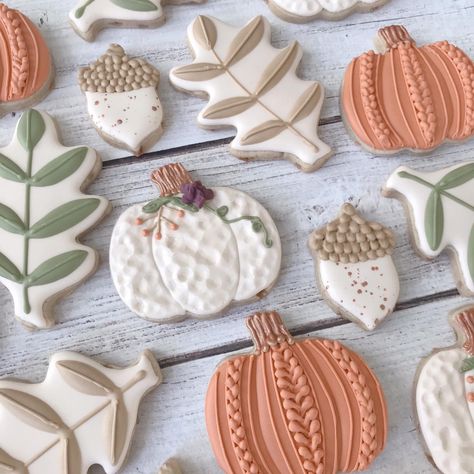 Royal Icing Pumpkins, White Pumpkin Cookies Decorated, Fall Decorated Cookie Sets, Fall Cookie Ideas Decorated, Fall Royal Iced Cookies, Iced Halloween Cookies, Pumpkin Icing Cookies, Fall Cookie Ideas Royal Icing, Fall Sugar Cookie Ideas