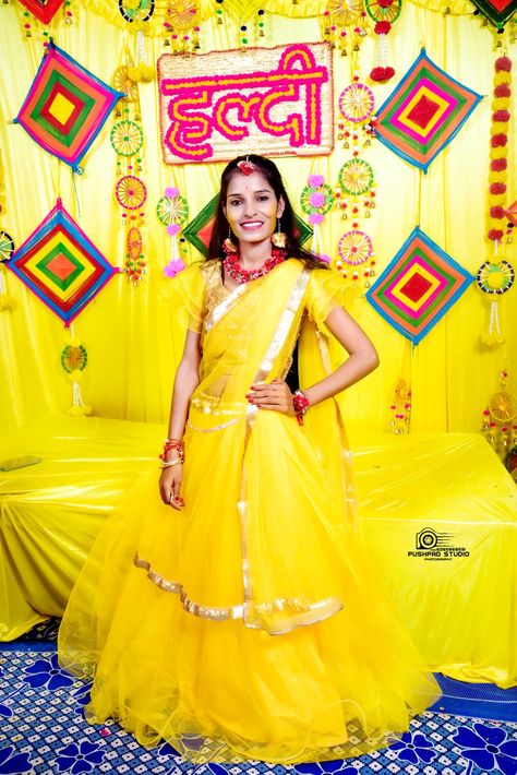 bride wedding photos shoot Haldi Portrait Bride, Haldi Poses Gril, Haldi Poses For Bride Simple, Haldi Dulhan Pose, Haldi Girls Shoot, Dulhan Haldi Pose, Haldi Shoot Poses, Haldi Bride Poses, Haldi Video