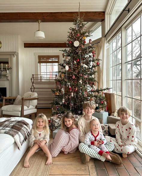 Christmas Mom Aesthetic, Family Of 7 Aesthetic, Family On Holiday, Lifestyle Christmas Photoshoot Family, Magical Christmas For Kids, Home For The Holidays Aesthetic, Large Family Aesthetic, Christmas Family Aesthetic, Family Christmas Aesthetic