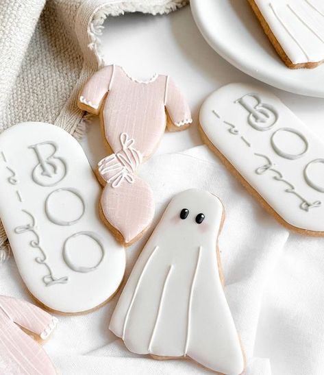 A Little Boo Is Almost Due Cookies, Ghost Baby Shower Ideas, Peek A Boo Baby, Ghost Cookies, Halloween Baby, Baby Shower Cookies, Cookie Ideas, Baby Shower Food, Halloween Cookies