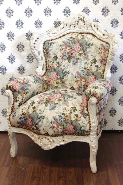 . Floral Victorian Sofa, Lisianthus Flower, Baroque Interior Design, Victorian Armchair, Shabby Chic Furniture Diy, Baroque Interior, Victorian Sofa, White Victorian, Cream Flower