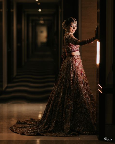 Bridal Single Poses, Marriage Photoshoot Indian, Bride Solo Poses Indian Wedding, Photoshoot Lehenga, Sangeet Poses, Sangeet Photography, Reception Poses, Bollywood Photoshoot, Compass Wallpaper