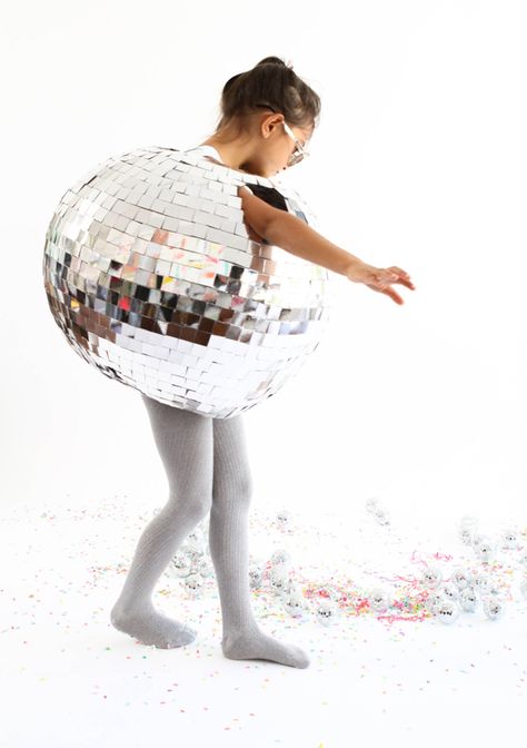 Disco Ball Costume Onda Disco, Disco Ball Costume, Diy Disco Ball, Ball Costume, Homemade Costumes, Easy Halloween Costumes, Cute Halloween Costumes, Craft Tutorial, Halloween Kostüm