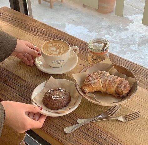 𝐌𝐚𝐥𝐮 ❀ on Twitter: "Breakfast and coffee at a cute cafe 💭 https://t.co/h3IX6uluhq" / Twitter Coffee And Pastries, Chihiro Y Haku, Coffee Shop Aesthetic, Aesthetic Coffee, Food Is Fuel, Cafe Food, Pretty Food, Food Cravings, Cute Food