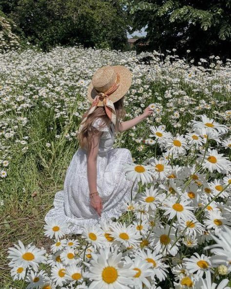 Catherine + Core + Aesthetic, Sign Of Love, Greek Royal Family, Beautiful Photoshoot Ideas, Daisy Love, Dreamy Photography, Cottage Core Aesthetic, Floral Photo, Cottagecore Aesthetic