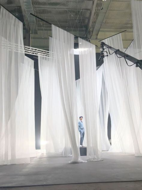 许凯 soso事务部 | Xu Kai Soso Affairs Department Hanging Fabric Installation, Xu Kai Soso, Tradeshow Design, Conception Scénique, Fabric Installation, Curtain Installation, Trade Show Design, White Drapes, Xu Kai