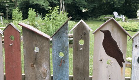 Neat idea for an old fence Decorative Picket Fence Ideas, Birdhouse Fence, Barn Birdhouses, Garden Plant Markers, Flea Market Gardening, Garden Junk, Fine Gardening, Plant Markers, Backyard Fences