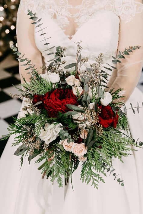 Winter Wedding Flowers Bouquets, Christmas Wedding Bouquets, Classic Winter Wedding, Winter Bridal Bouquets, Christmas Wedding Inspiration, Winter Floral Arrangements, Christmas Barn, Wedding Centrepiece, Wedding Flower Design