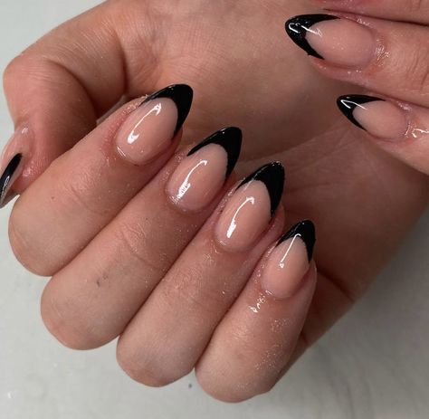 Black Outline Nails Almond, Blake French Nails, Short Stilleto Nails Black French Tip, Black French Tip Nails Almond Short, Black Monochrome Nails, Mail Ideas Acrylic Almond, Black And Silver Almond Nails, Black Nail Ideas Almond, Monochrome Nails Acrylic