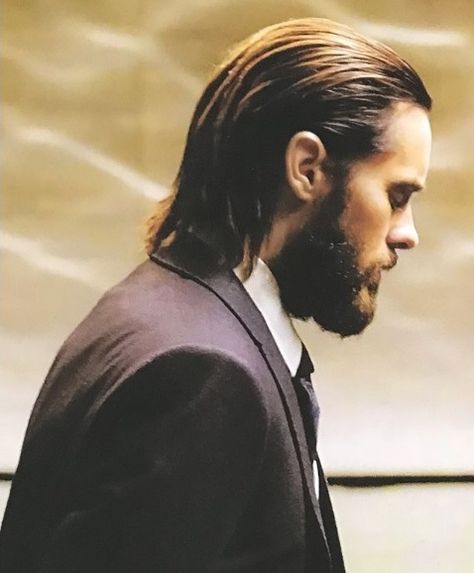 JARED LETO  (making of  ''BLADE RUNNER 2049'')                                 Credit to  @kazcubbins on IG Jared Leto Short Hair, Slicked Hair Men, Interview Hairstyles For Long Hair, Jared Leto Haircut, Jared Leto Hair, Long Slicked Back Hair, Mens Slicked Back Hairstyles, Fine Hair Men, Mens Medium Length Hairstyles