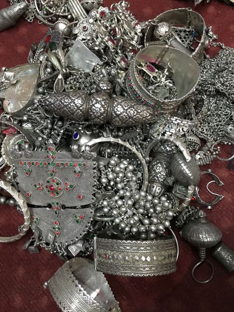 Old silver jewellery Old Silver Jewellery, Cultural Jewelry, Somali Culture, Dino Morea, Funky Jewellery, Silver Jewlery, South Asian Art, Jewelry Tattoo, European Culture