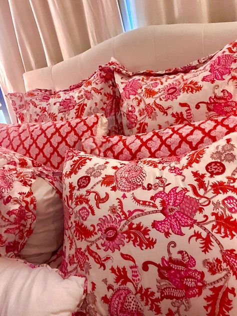 Preppy Bedding Ideas, Roller Rabbit Dorm, Roller Rabbit Bed, Roller Rabbit Bedroom, Roller Rabbit Bedding, Evergreen Room, Future Apartment Decor, Dorm Room Inspiration, Roller Rabbit