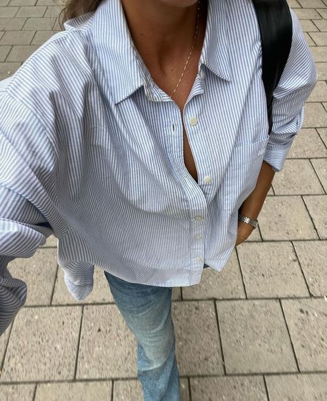 button down shirts | coastal style | blue and white outfits | style ideas | city outfits | simple style Blue Striped Shirt Outfit, Outfits With Striped Shirts, Blue And White Striped Shirt, Casual Chique, Blue Striped Shirt, Stil Inspiration, Mode Ootd, Stockholm Fashion, Modieuze Outfits