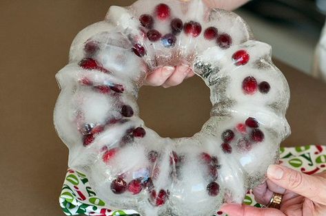 Bundt Pan Ice Ring, Ice Ring For Punch Bowl, Christmas Punch Alcohol, Ice Garden, Christmas Party Drinks, Ice Ring, Ice Bowl, Silver Christmas Decorations, Ladies Luncheon