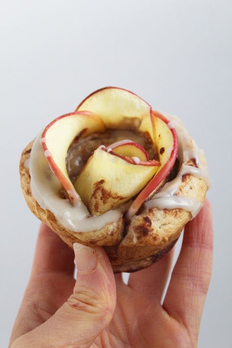 Cinnamon Roll Apple Roses Recipe -- Edible roses made with tart apple slices wrapped up in sweet and gooey cinnamon rolls. Such an easy and impressive treat for the holidays! | #AD @sinfulnutrition @immaculatebakes #ImmaculateBaking #ImmaculateHolidays Cinnamon Roll Apple Roses, Rose Cinnamon Rolls, Apple Roses Recipe, Roses Video, Fluffiest Cinnamon Rolls, Gooey Cinnamon Rolls, Recipe Using Apples, Strawberry Cinnamon Rolls, Preschool Cooking