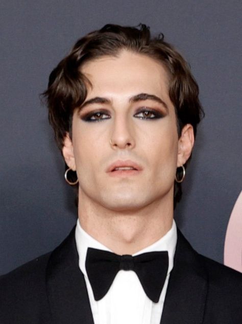 Eye Makeup Men Aesthetic, Makeup Guys Aesthetic, Smokey Eye Makeup Men, Simple Mens Makeup, Mens Smokey Eye, Black Eye Makeup Men, Glam Rock Makeup Men, Men Makeup Looks Natural, Mens Eyeshadow