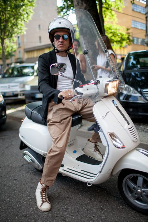 Vespa Motor Scooters, Vespa Logo, Old Man Fashion, Vespa S, Italian Scooter, Vespa Retro, Scooter Helmet, Milan Men's Fashion Week, Piaggio Vespa