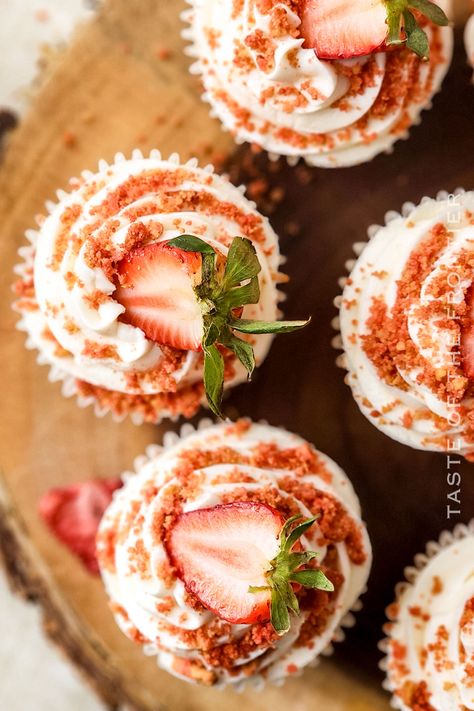 Strawberry Crunch Cupcakes feature a moist strawberry-flavored cake topped with creamy frosting and a crunchy strawberry crumble, perfect for any celebration or dessert craving. Strawberry Crunch Cupcakes, Easy Pie Crust Recipe, Best Baked Chicken Recipe, Cruffin Recipe, Strawberry Crumble, Breakfast Donuts, Pie Crust Recipe Easy, Strawberry Crunch, Easy Pie Crust