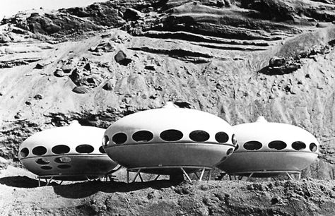 Finnish architect Matti Suuronen took a stab at pod-like housing with the Futuro House, designed in 1968. The success of the project was thwarted by poor public reception, and fewer than 100 of the prefab structures were completed by the time the house was taken off the market in the mid 1970s. Bubble House, Prefabricated Houses, Prefab Homes, Retro Futurism, Kit Homes, Architecture Project, Future House, Midcentury Modern, Habitat