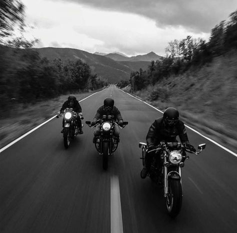 Biker Romance, Motorcycle Gang, Мотоциклы Cafe Racers, Motorcycle Photography, Motorcycle Aesthetic, Biker Aesthetic, Bike Photoshoot, Bike Photography, Biker Boys