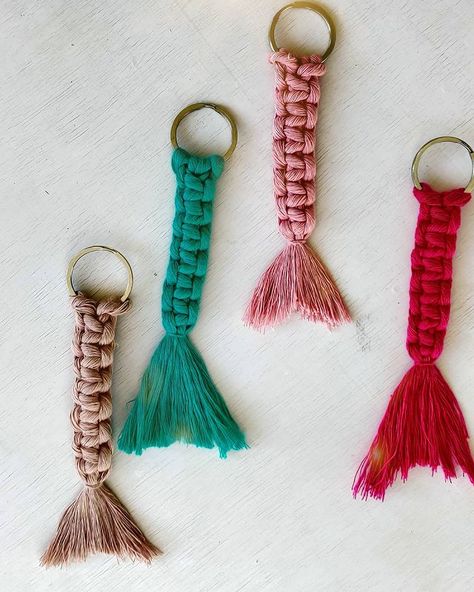 NeedleAndFlossbySami on Instagram: “Mermaid keychains ✨✨ Hey friends, as you all are aware that I am trying to make macrame merchandise for quite some time and it always…” Macrame Mermaid Tail, Mermaid Macrame, Beach Keychain, Keychain Craft, Mermaid Vibes, Macrame Knots Pattern, Knots Diy, Positive Gift, Diy Things