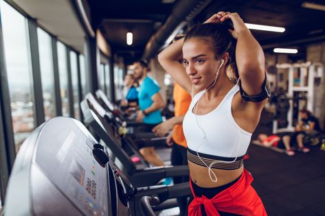 Young woman exercising on treadmill Treadmill Workout Beginner, Hiit Running, Hiit Workouts Treadmill, Hiit Treadmill, Beginner Workouts, Latihan Kardio, Month Workout, Treadmill Workouts, Treadmill Workout