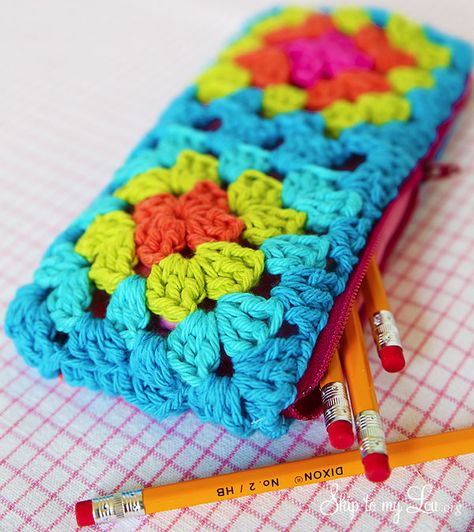 Crochet granny square zippered pouch tutorial #tutorial #crochet Square Pencil Case, Crochet Pencil Case, Pencil Case Pattern, Motifs Granny Square, Crochet Unique, Zipper Pouch Tutorial, Confection Au Crochet, Beautifully Organized, Crochet Pouch