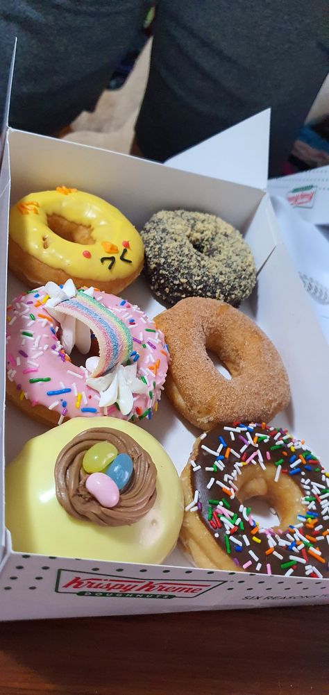 Krispy Cream Donut, Donas Krispy Kreme, Krispy Kreme Aesthetic, Dunkin Donuts Recipe, Donut Pictures, Krispy Kreme Donuts, Krispy Kreme Doughnut, Donut Box, Food Therapy