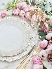 Modern Place Setting, French Country Table, French Country Rug, French Country Modern, Country Rug, French Country Furniture, Country Table, Pretty Dishes, Table Setting Inspiration