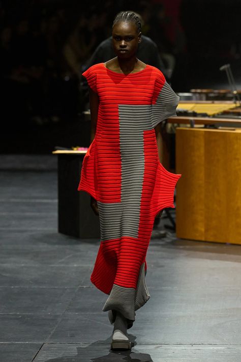 Issy Miyake, Chic Fall Fashion, Fall 2023 Ready To Wear, 2023 Ready To Wear Collection, Anti Fashion, 2023 Ready To Wear, Fall 2023, Fashion Show Collection, Knit Fashion