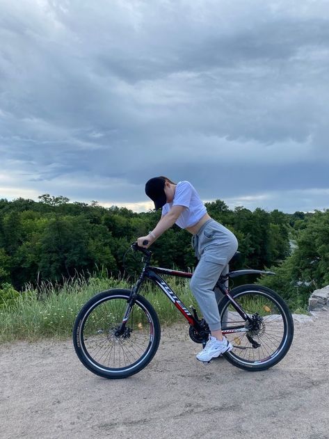 Bycicle Outfit, Cycling Aesthetic, Bike Riding Outfit, Disney Cuties, Dark Beauty Photography, Gymwear Outfits, Cycling Photography, Feed Insta, Gym Photos