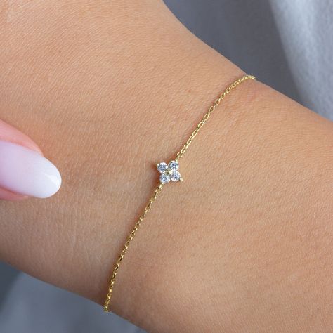 Clover Bracelet, Bracelet Dainty, Jewelry Accessories Ideas, Diamond Gift, Tiny Diamond, Gold Diamond Jewelry, Accessories Ideas, Initial Bracelet, Special Jewelry