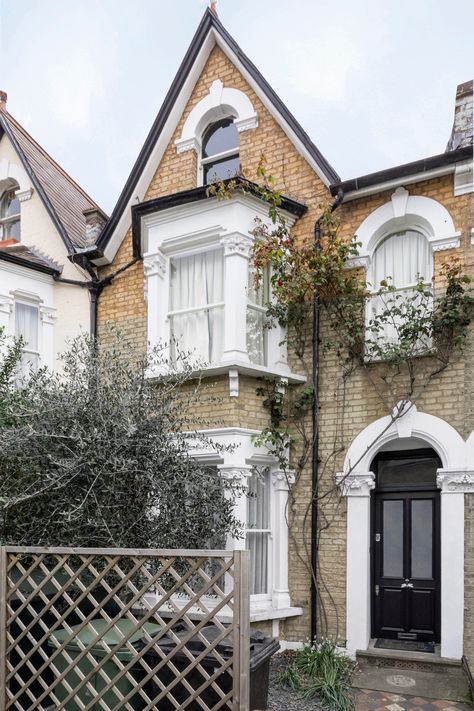 Victorian House Uk, London Homes Interior, Victorian House London, Fence Paint Colours, Terrace Extension, Victoria Terrace, Victorian Flat, Period Home, Floral Chair