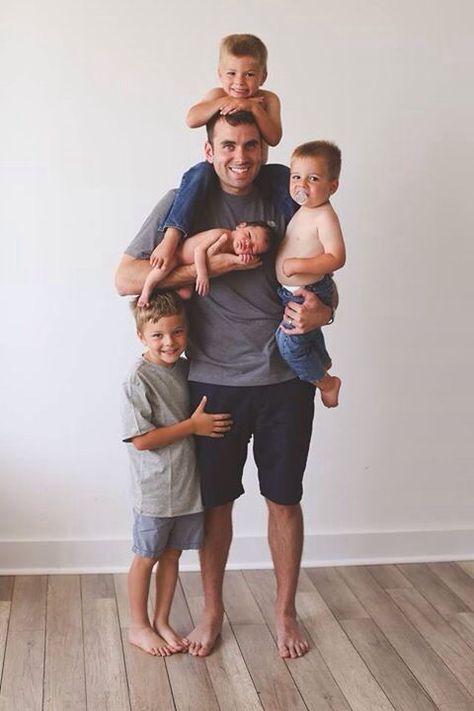 Dad and sons photo. Family of six posing ideas. Father's Day photograph. Poses For Boys, Baby Photoshoot Ideas, Sibling Photography, Family Photo Pose, Photo Family, Foto Baby, Boy Photography Poses, Boy Poses