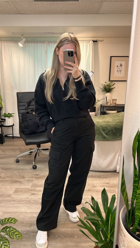 Gen Z Black Outfit, Black Crop Sweatshirt Outfit, All Black Outfit Rainy Day, Black Jogger Cargo Pants Outfit, Black Cargo Pants Outfit Business Casual, Black Cuffed Cargo Pants Outfit, Gen Z Outfits Winter, Cold Weather Cargo Pants Outfit, Black Cargo Pants Outfit Cold Weather